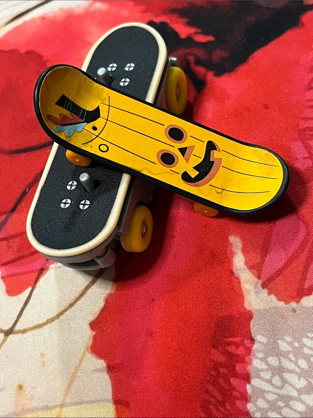 Mini Fingerboard Skate Toy in Black and Yellow - Kids Vehicles